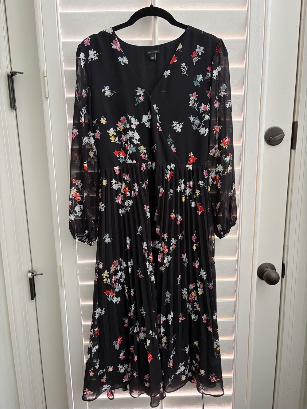 Ann Taylor Size XS Black Floral Midi Dress with Pleated Skirt
